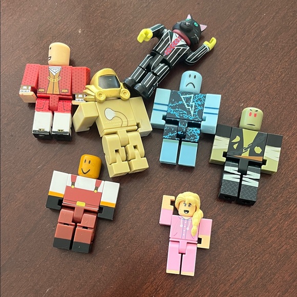 Roblox Toys Set Of 7 Roblox Action Figures Set Multicolor Poshmark M 